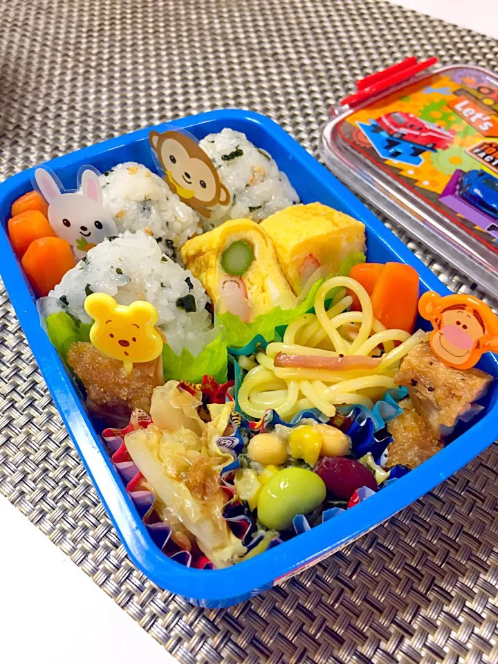 恒例、金曜の幼稚園お弁当。ワカメおむすび、カニかまとアスパラの卵焼き、唐揚げ、スパゲティ、ほうれん草と豆サラダ、春キャベツのおかか炒め、人参グラッセ。|usa_ringさん