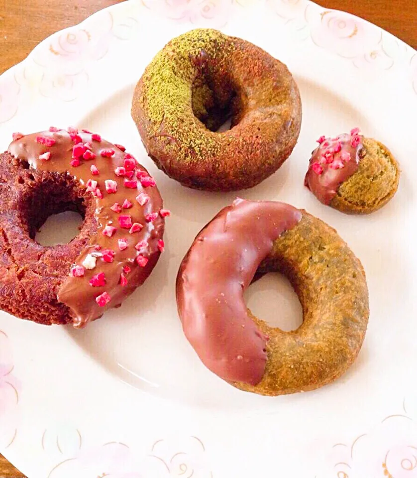 Snapdishの料理写真:抹茶とチョコレートのドーナツ🍩
#ドーナツ #抹茶 #チョコレート|れいなさん