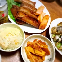 Snapdishの料理写真:頂き物のたけのこで
たけのこご飯と、韓国風煮物
そして、あさりの酒蒸し。

旬を頂くってぜいたく✨|たまみんさん