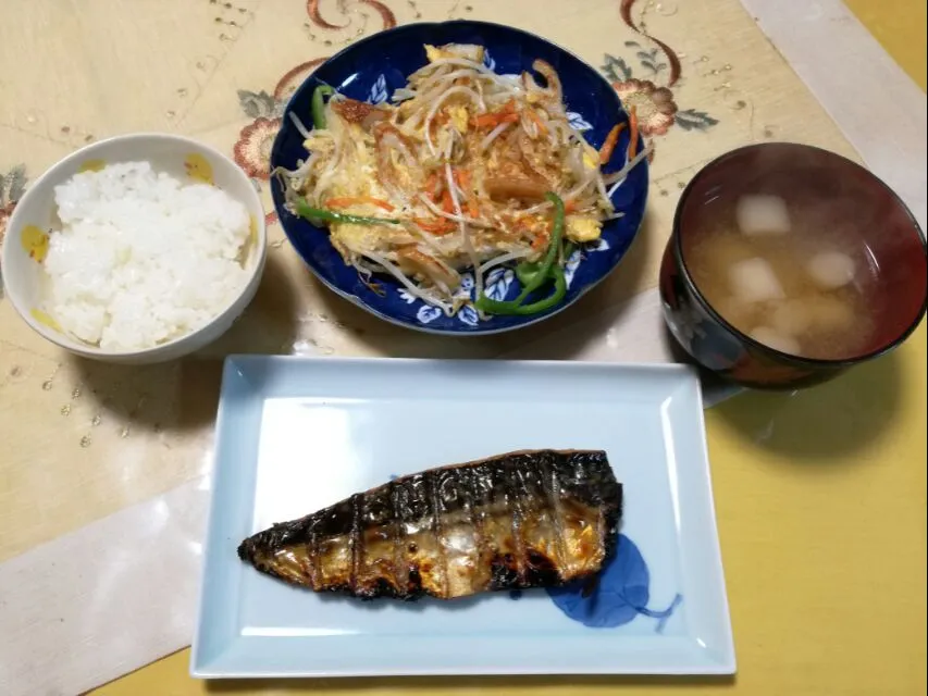 晩ごはん
　鯖塩焼き
　野菜の玉子とじ
　お麩のお味噌汁|korinoさん