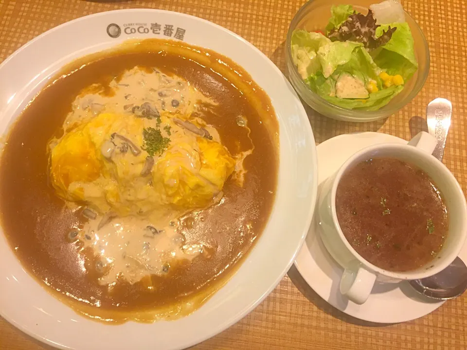 Snapdishの料理写真:Creamed mushroom omelette curry rice with onion soup and salad|Sky Blueさん