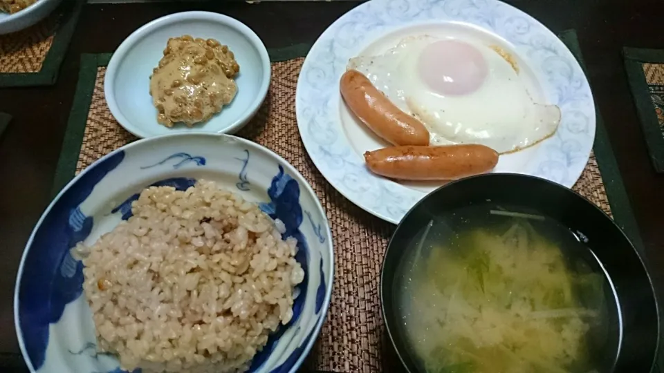 Snapdishの料理写真:目玉焼きとウィンナーソーセージ＆納豆＆もやしの味噌汁|まぐろさん