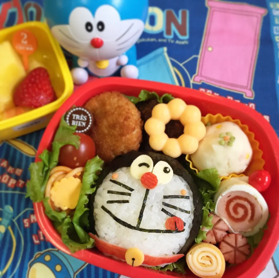 Snapdishの料理写真:4/22 ドラえもんおにぎりdeスイーツ風キャラ弁|うっちーさん