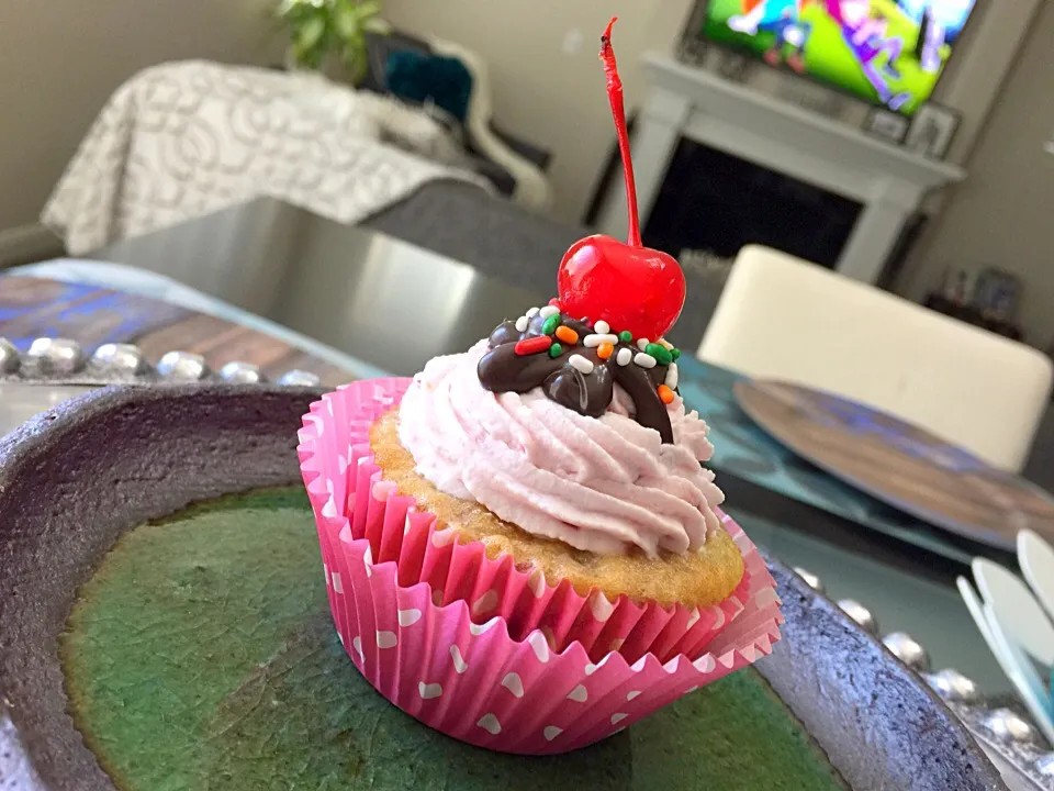 🍒Strawberry and Raspberry Cupcake with Cherry on top 🍒|The Reinhartsさん