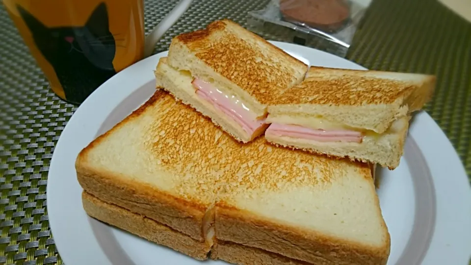 Snapdishの料理写真:ハムチーズホットサンド|tomonntsuさん