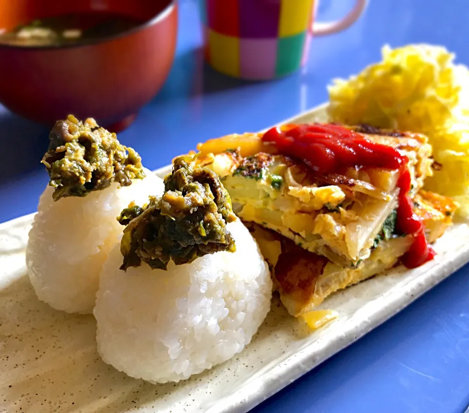 昼ごはん  うさかめさんのふきのとう味噌でおにぎりと、大葉入りスペイン風オムレツ|砂雪さん