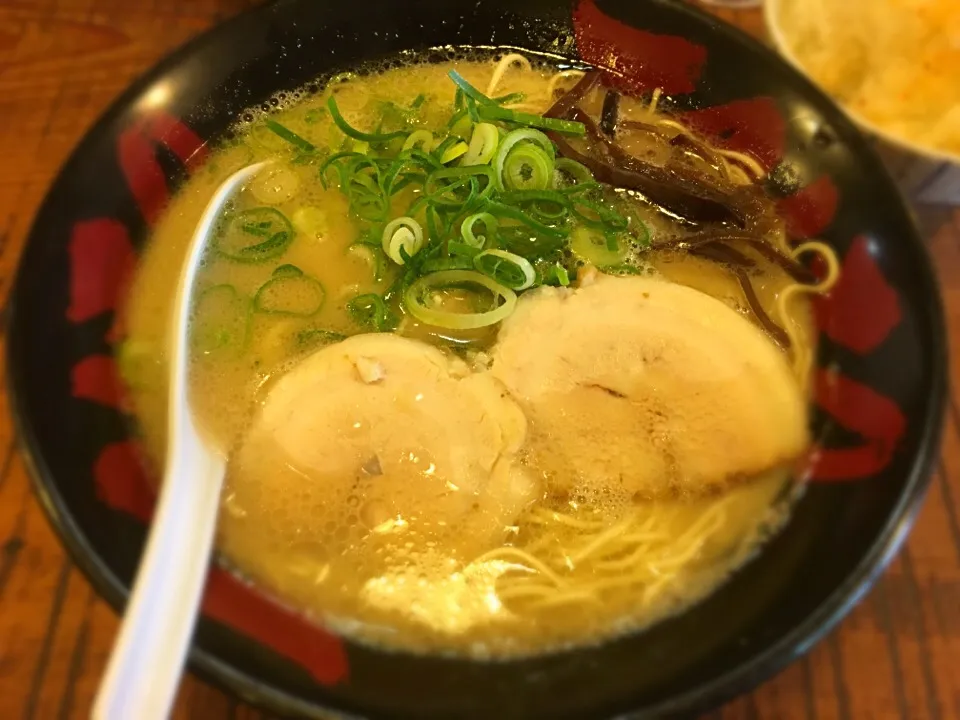 Snapdishの料理写真:とんこつラーメン|Yas Nakさん