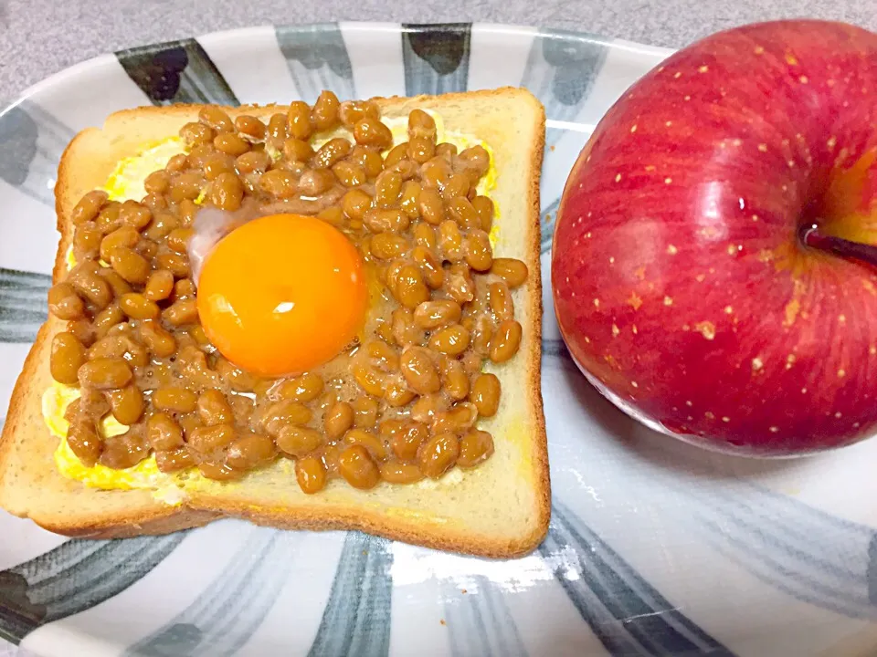 納豆生卵黄トースト、りんご|gekoさん