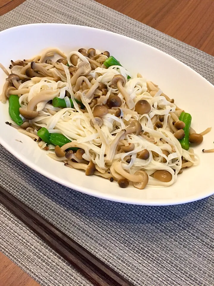 #糖質ゼロ 麺#しめじ #いんげん でお昼ご飯♡|ルナさん