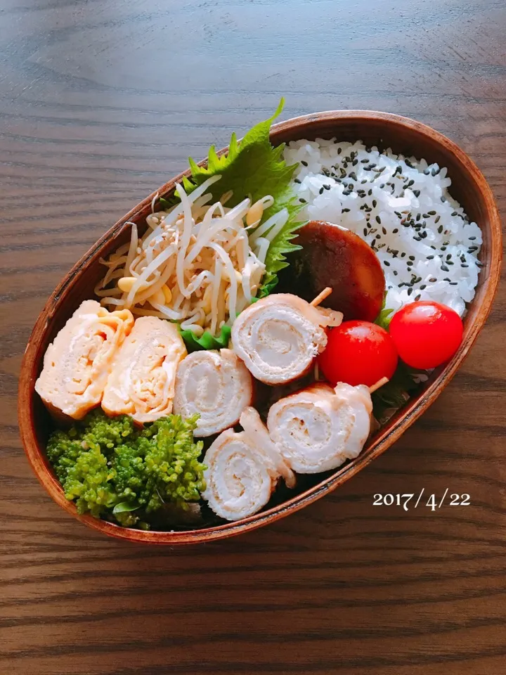 Snapdishの料理写真:✴︎旦那さんのサッパリ弁当
土曜日なのに旦那さまは
お仕事です❣️

◉お弁当の中身
・豚ロースと油揚げのロール巻き
・白だしの卵焼き
・豆もやしのナムル
・ブロッコリーの辛子めんつゆ和え
・ミニトマト|津久井 美知子(chiko)さん