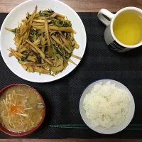 Snapdishの料理写真:じゃがいも豆苗炒め、えのき舞茸生姜味噌汁|ntさん