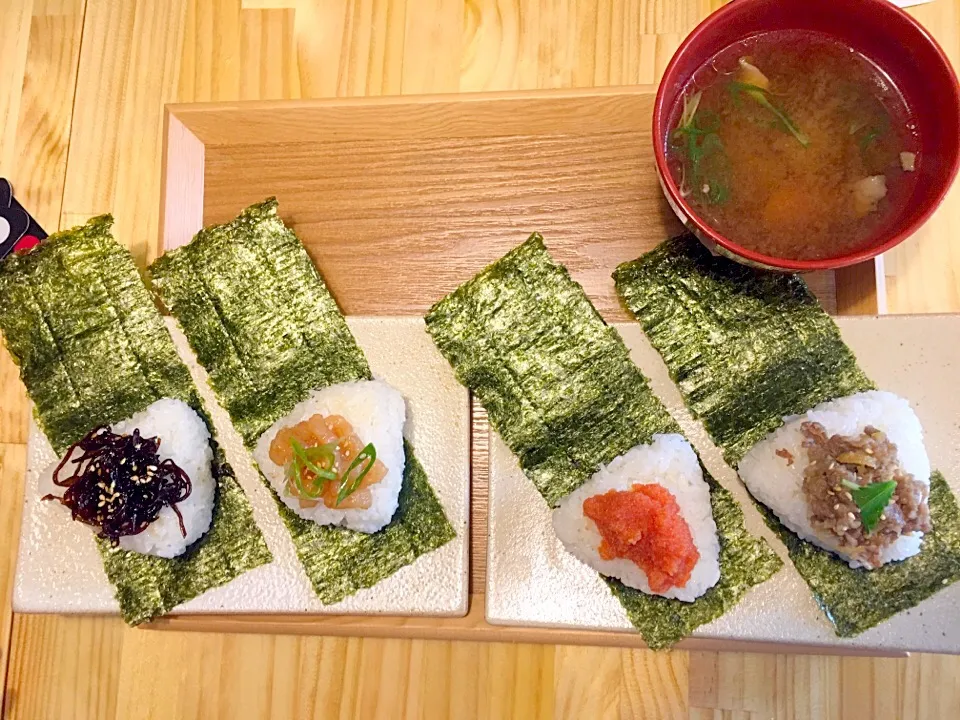 Snapdishの料理写真:おにぎり🍙
明太子&カルピスバター、海老の漬け、昆布、牛しぐれ煮、豚汁|Yukaさん