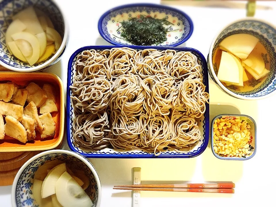 Snapdishの料理写真:旬の食材 竹の子入りのツユで盛り蕎麦|nokorinさん