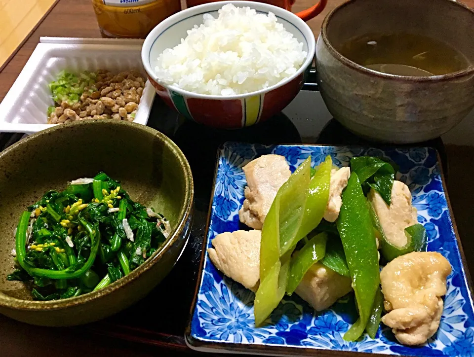 単身転居２日目の晩ごはん  鶏と下仁田ねぎの鮎魚醤炒め 菜花のおひたし 納豆（ネギ・めんつゆ） とろろ昆布のお汁 炊飯器がないので久々に土鍋炊きの白飯|ぽんたさん