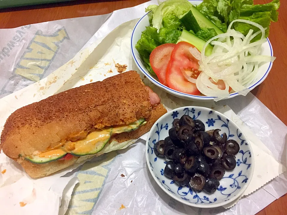 6-inch ham sub with extra veggies and olives on the side|Emmaさん