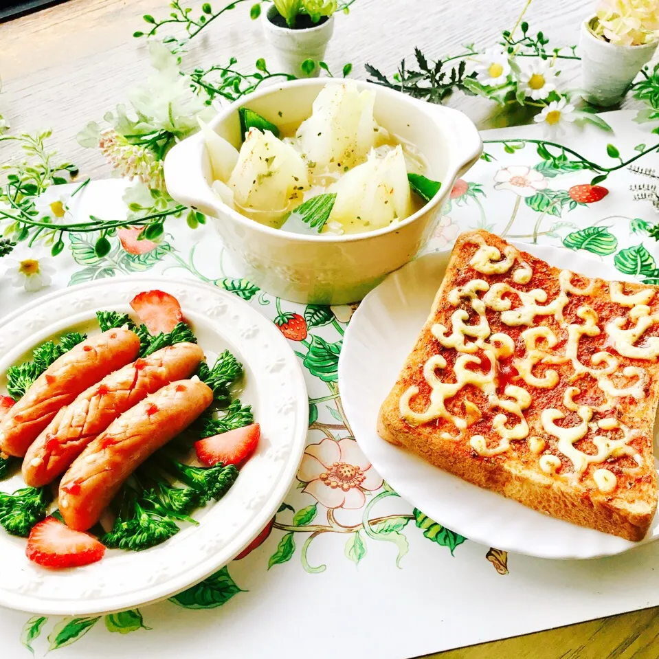 Snapdishの料理写真:和柄模様のピザ風トーストと葉たまねぎのレンチンスープ煮#唐草模様#マヨアート#簡単朝ごはん|Tomokoさん