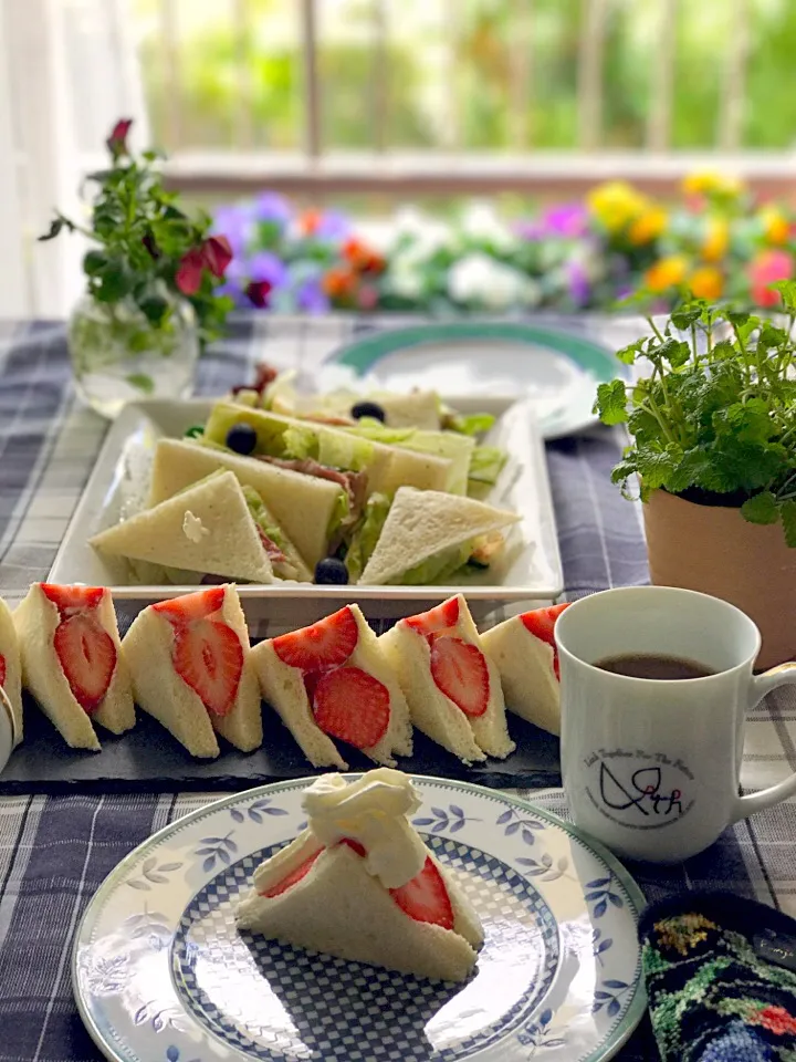 のんびり日曜日のブランチ
サンドウィッチ🍓🍞🥗🍞|シュトママさん