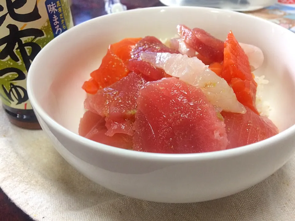 Snapdishの料理写真:ヤマサ昆布つゆで海鮮丼|白金春馬@明日からがんばるさん