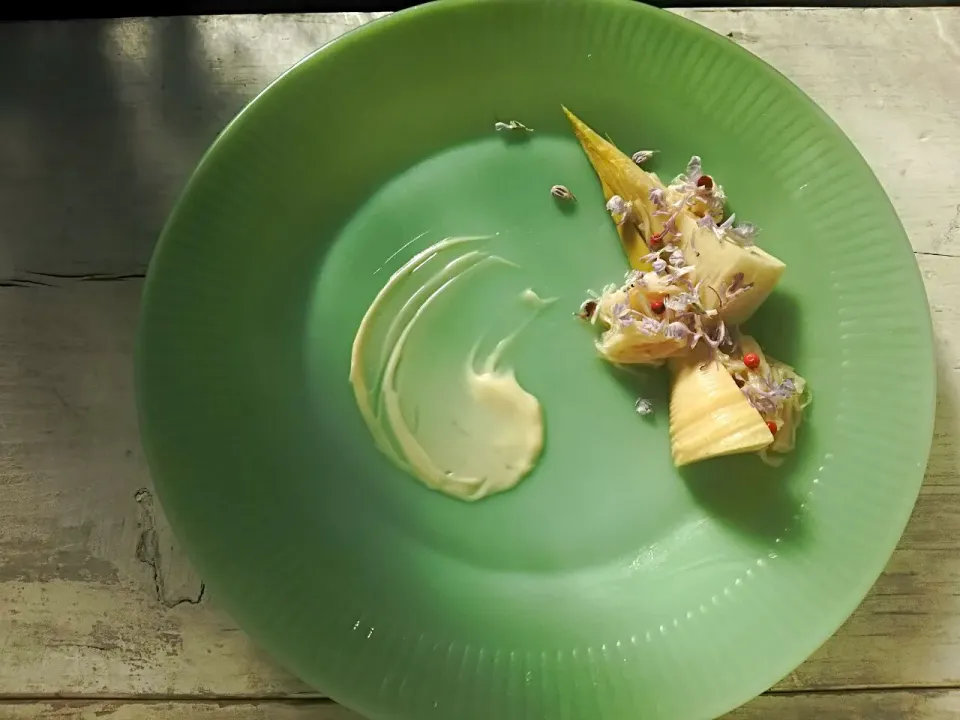 Boiled Bamboo sprout & fresh Scallop with saurse mayonese & rosemary flower
筍と帆立て貝柱 マヨネーズソースとローズマリーの花と共に|KimaLABOさん