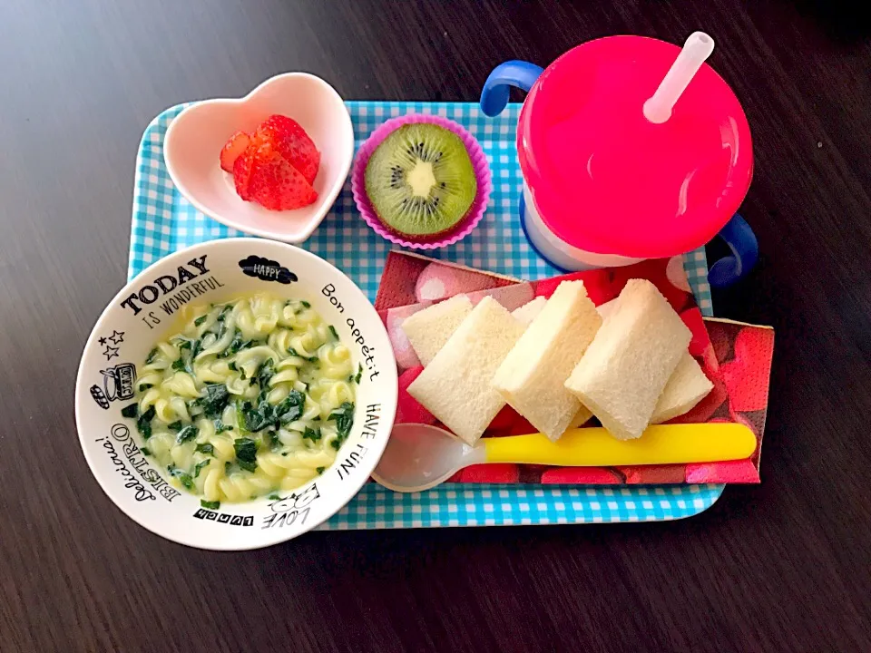 4/23❁息子離乳食 朝ごはん☀️
ほうれん草コーンスープパスタ🌽
ロイヤルブレッド
いちご🍓キュウイ🥝|つんさん