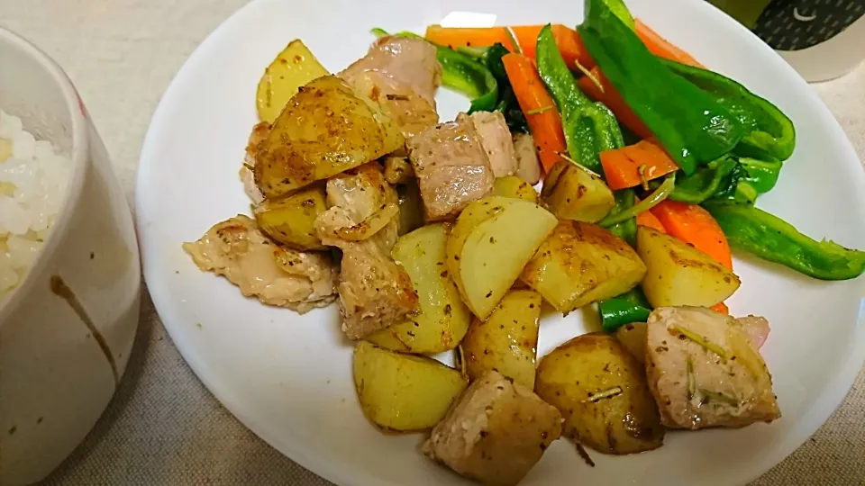 新じゃがと鶏肉のハーブ焼き #野菜はバターソテー|やのさん