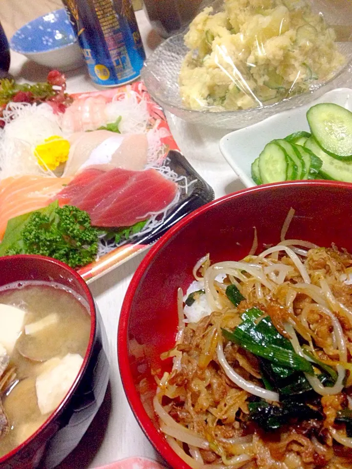 ニラもやし牛丼。明太子ポテトサラダ。あさりのお味噌汁。きゅうりの浅漬け。
お造り|あやにん食堂さん