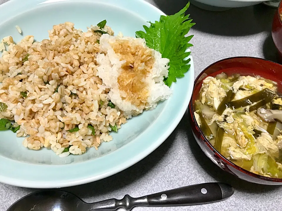 Snapdishの料理写真:もち麦飯さっぱりシソおろし混ぜご飯、出汁玉子昆布椎茸キャベツスープ|ms903さん