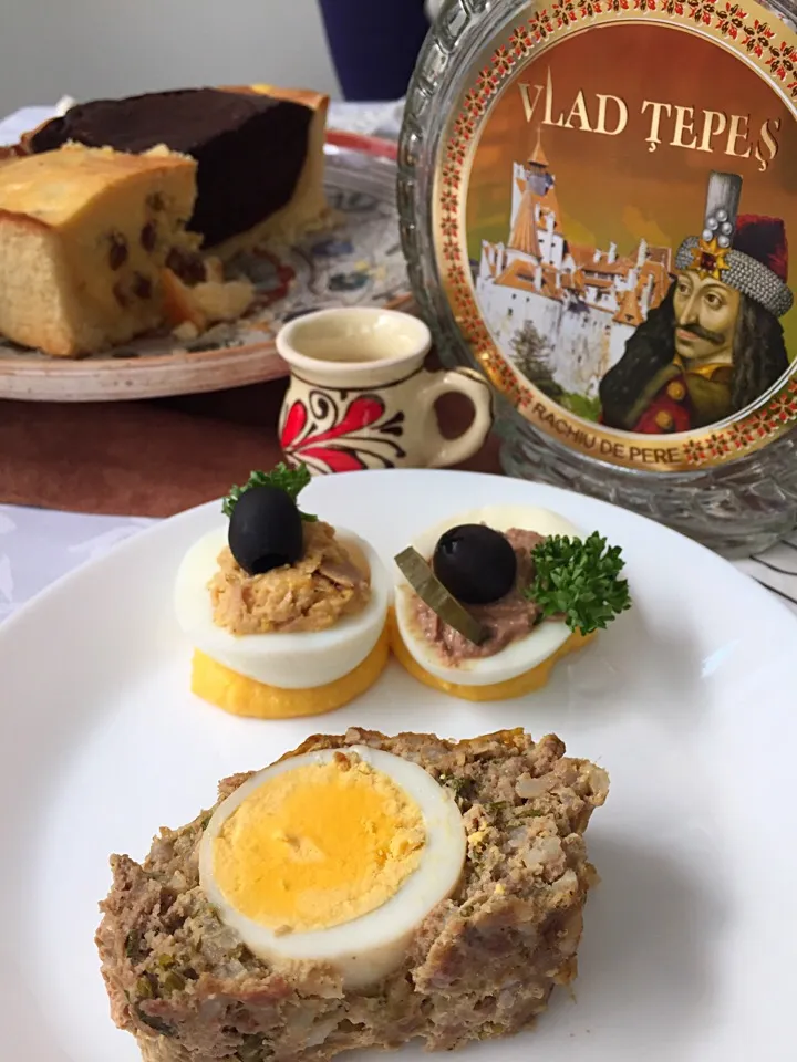 Snapdishの料理写真:Oua umplute cu pasta de ton si pateu and Drob de Paște🇷🇴
Romanian Easter Plate🐣|aястасияさん