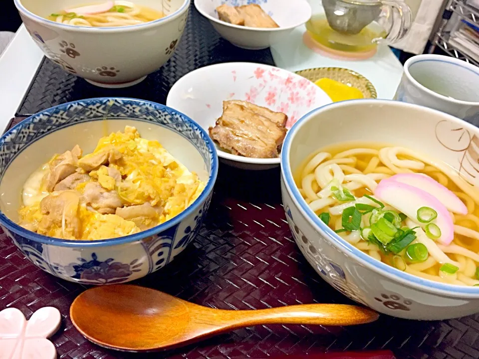 今夜は親子丼定食😋 相方は木の葉丼🍂 讃岐うどんと豚の角煮も食べてまんぷく🐽💦|らいとさん