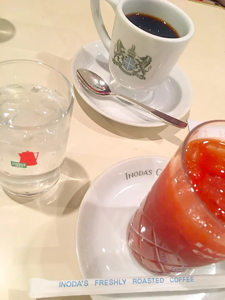 Snapdishの料理写真:野菜ジュースと、ホットコーヒー(アラビアの真珠)|sweet jordanさん