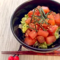 Snapdishの料理写真:マグロアボカド丼|Sayuri Hさん