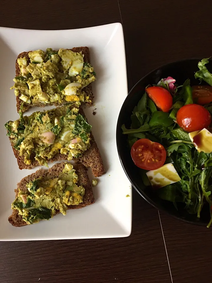 Snapdishの料理写真:Miluju avokádo! Avokádo+vajíčko+medvědí česnek na žitném chlebu, zeleninový salát #avocado #salad #eggs #tomatoes|LucieFoodさん