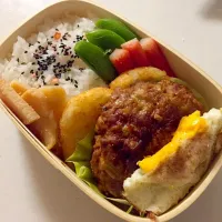 Snapdishの料理写真:煮こみハンバーグ ハッシュポテト 目玉焼き 焼きカニカマ スナップエンドウ たけのこキンピラ|chakoさん