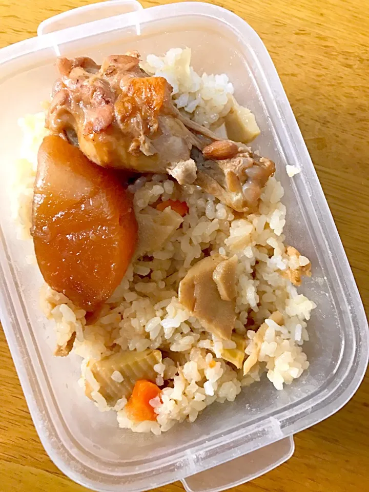 たけのこご飯と鶏と大根の煮物弁当。ママ仕事弁。残り物弁当〜〜（笑）|めぐりんさん