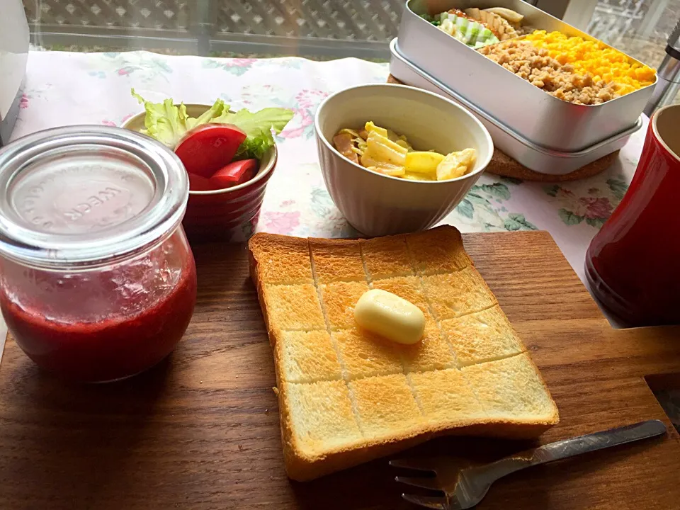 Snapdishの料理写真:自家製イチゴジャムで朝食🍞|さくらさん