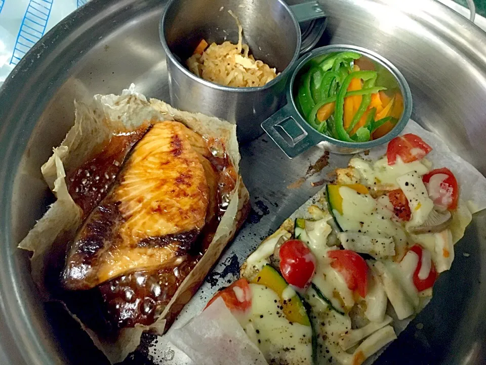 ☆フライパンひとつで10分お弁当☆

今日はブリ照り弁当

★ブリの照り焼き
★カボチャチーズ
★ピーマンと人参の胡麻和え
★切り干し大根の煮物

#フライパンひとつ 
#10分お弁当 #簡単弁当 #時短 #|横井朱里さん