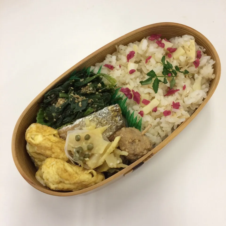 Snapdishの料理写真:弁当（タケノコご飯、甘塩鮭、鶏つくね串、タケノコ味噌漬け、玉子焼き）|SasaMasa213さん