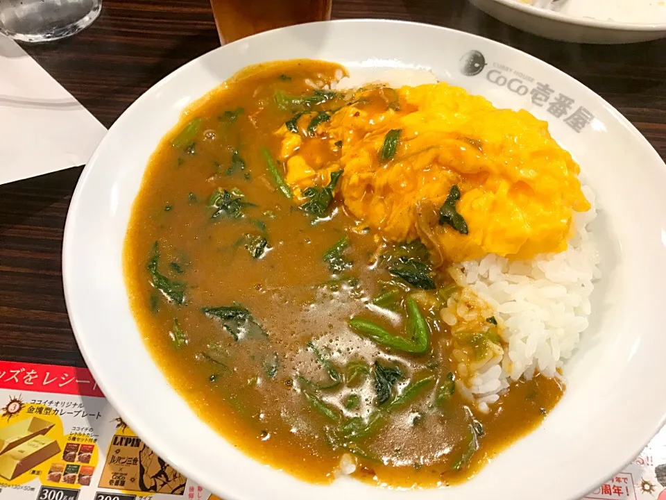 ハーフほうれん草カレーにスクランブルエッグ|マハロ菊池さん