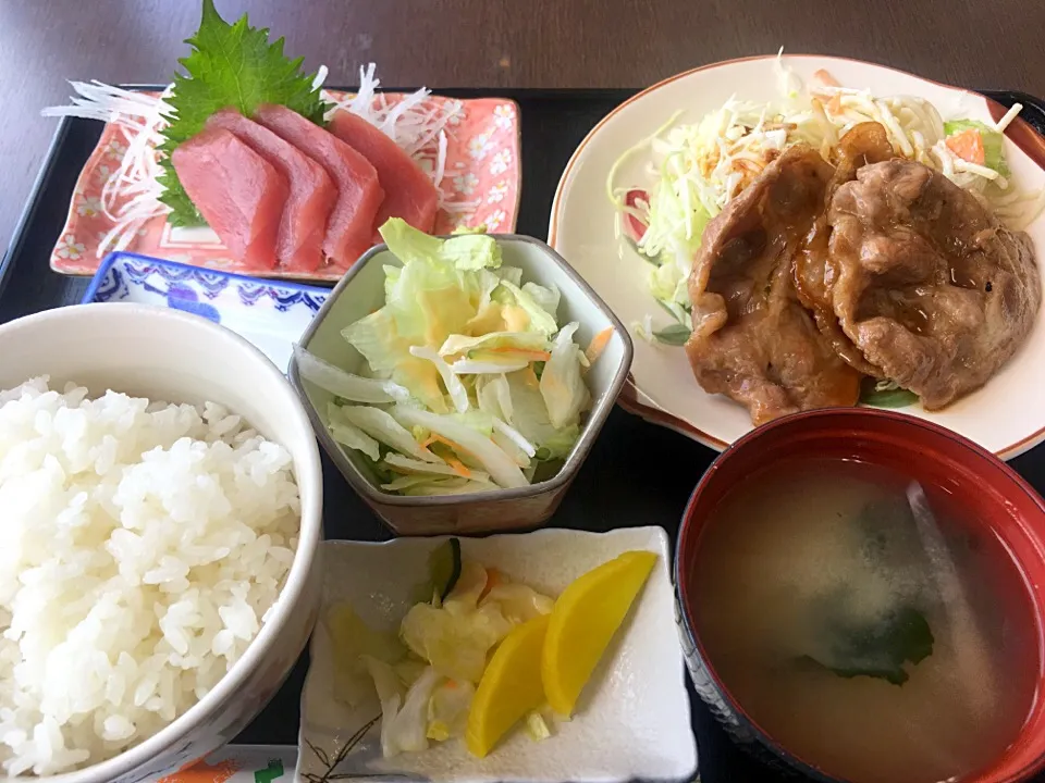 Snapdishの料理写真:本日の日替わりランチ4/24  しょうが焼、お刺身、小鉢、お新香、ごはん、味噌汁|sakumaさん