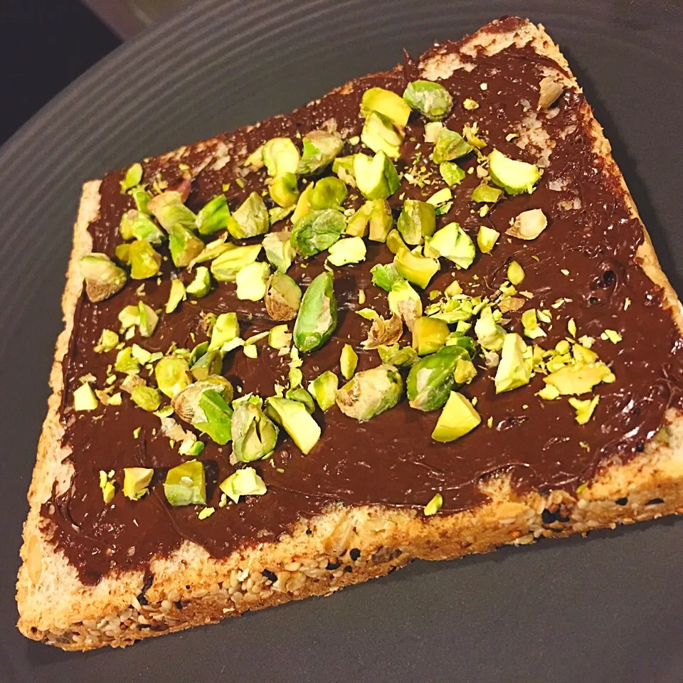 Snapdishの料理写真:Whole wheat bread with chocolate spread and pistachio chopped|ครัวอิอ้วน... Chubby Cookさん