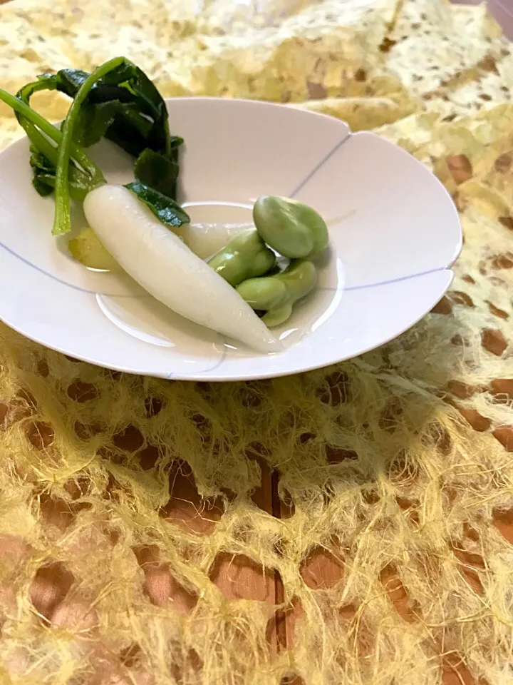 Snapdishの料理写真:鎌倉野菜の可愛い大根とそら豆のこぶおろしツユサッと煮|Kumi_loveさん