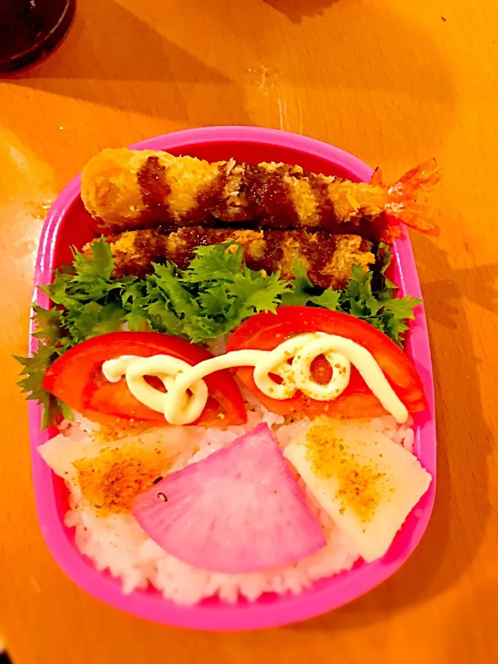 Snapdishの料理写真:パパお弁当🍱😋  海老フライ  わさび菜と玉ねぎのサラダ  トマト  大根の赤紫蘇漬け  大根の糠漬け|ch＊K*∀o(^^*)♪さん