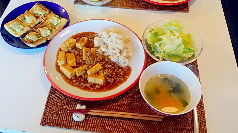 今日の夕食　麻婆丼、塩きゃべつ、わかめスープ、油揚げの味噌マヨ焼き|pinknari🐰🌈さん