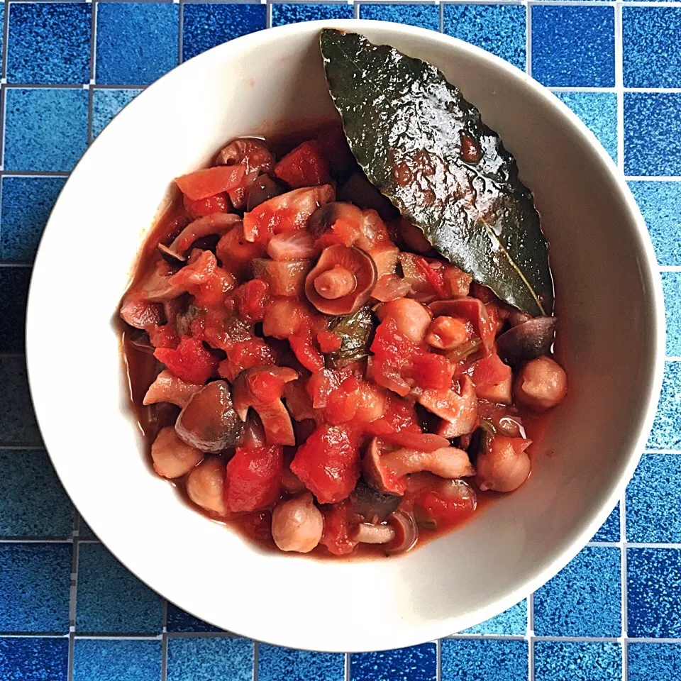 Snapdishの料理写真:ズッキーニ・ひよこ豆・トマトのスープ 【Courgette, Chickpea & Tomato Soup】 by Mary McCartney|izoomさん