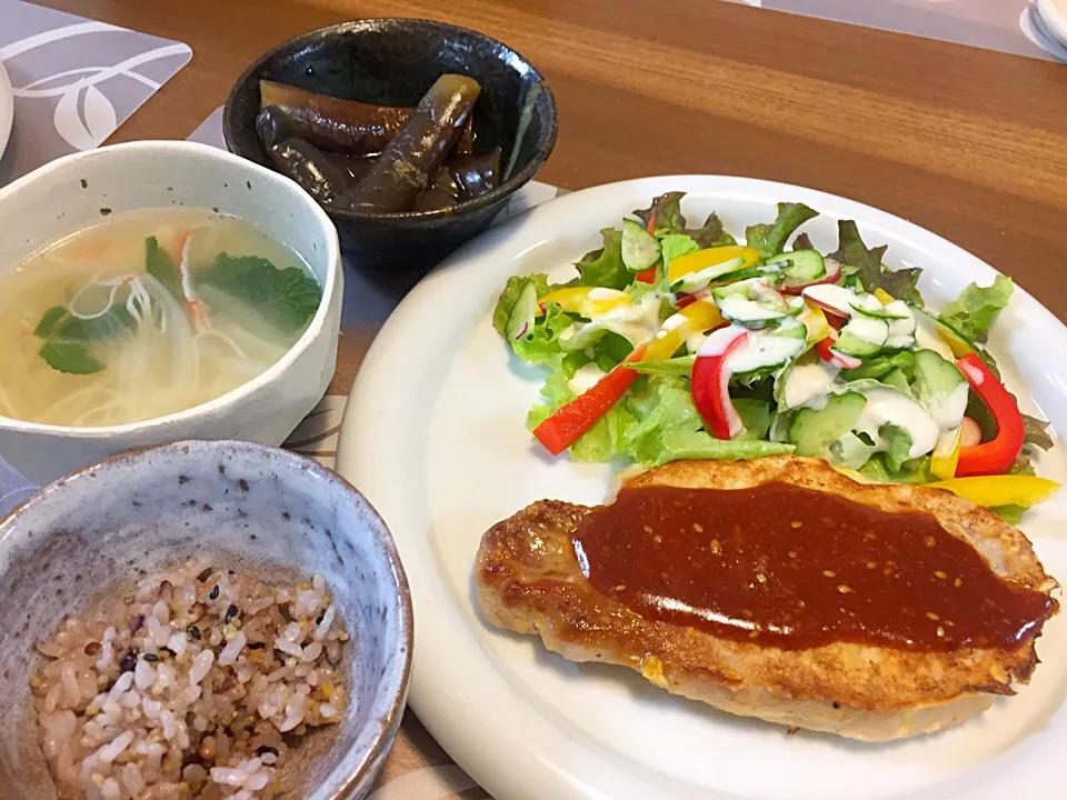 Snapdishの料理写真:晩御飯
ポークピカタ、サニーレタスパプリカきゅうりラディッシュのサラダ、ナスの揚げ煮、玉ねぎとカニカマのスープ、十穀米|かよちゃんさん