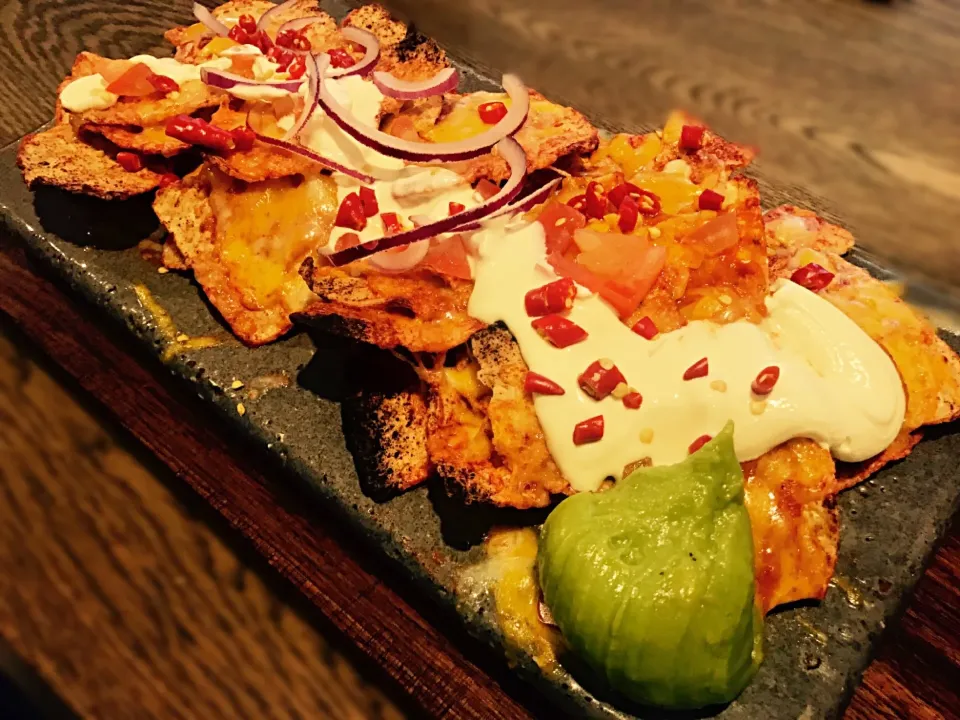 #nachos #guacamole #creamcheese #chilli #vegetarian|Sergio Lacuevaさん