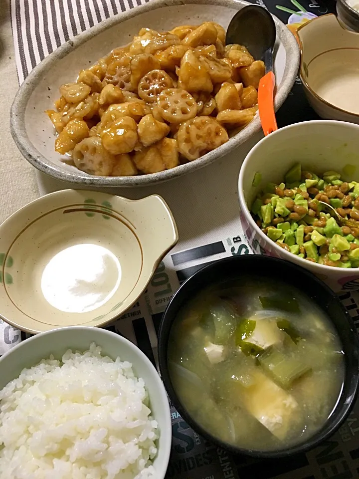 Snapdishの料理写真:レンコンと鶏ササミ肉の甘酢、アボカド納豆、味噌汁(新玉ねぎ、ナス、ワカメ、豆腐)(*^｡^*)|ライムさん