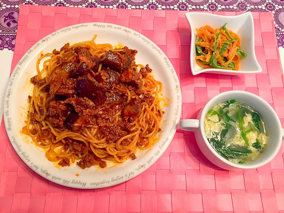 茄子とひき肉のパスタ、人参ピーマンの味噌マヨ胡麻和え、ほうれん草と玉子のスープ|Kasumiさん