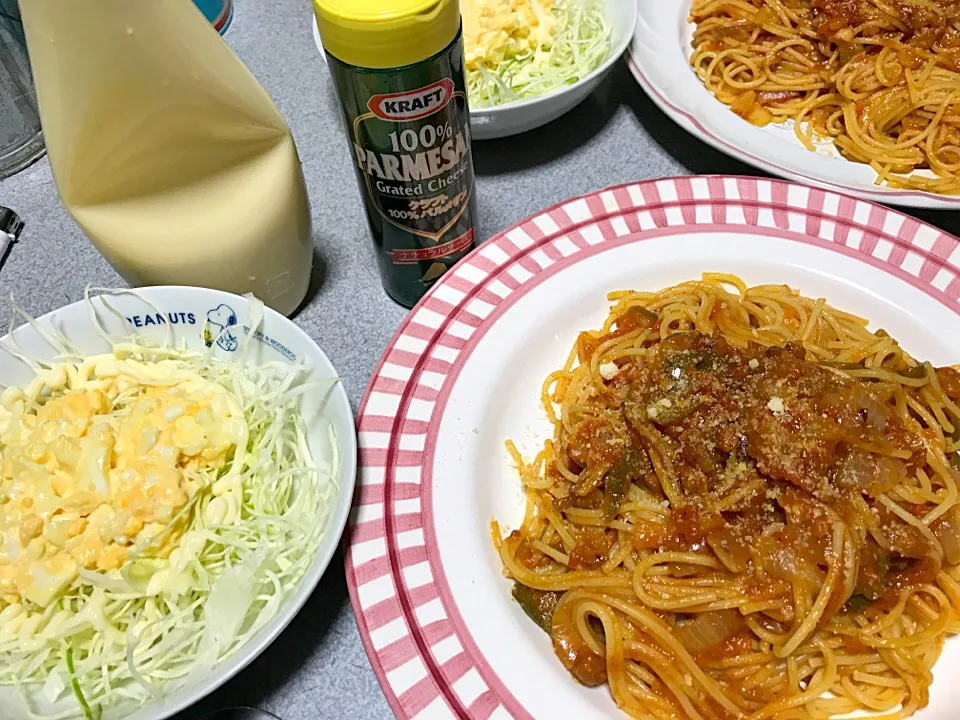 Snapdishの料理写真:玉ねぎトマトたっぷりミートソーススパゲティ、キャベツ玉子サラダ|ms903さん