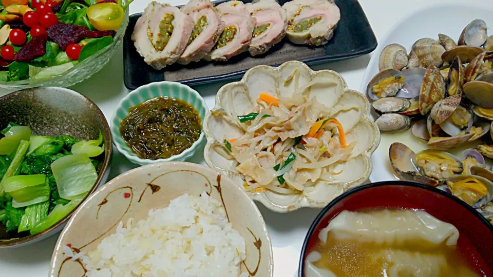 Today's #dinner 🍴😋 #Salad #Gyoza #clams 今日の#晩御飯 #夕飯 #おうちごはん #うちごはん #あさり の酒蒸し #チンゲン菜 #鶏肉 #うち呑み #サラダ #野菜  #スープ餃子  #ビーツ   #今日のごはん|まめさん